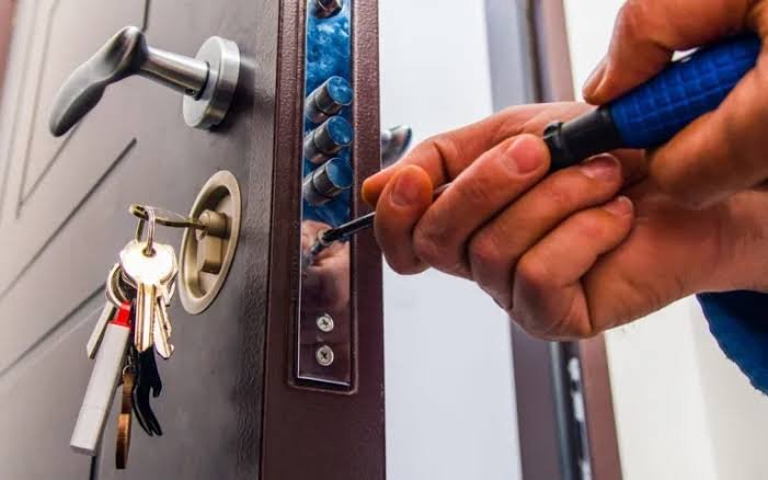 Commercial locksmith service illustration